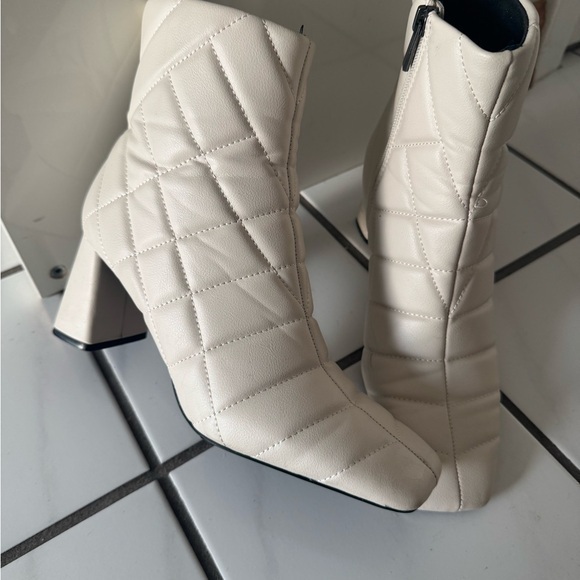 Elegant Cream Quilted Women's Boots - Picture 1 of 7